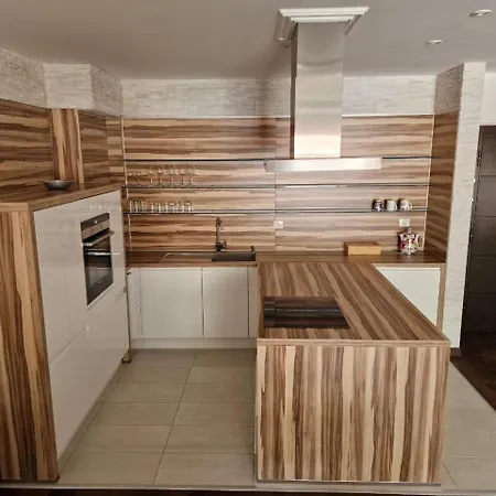 Апартаменты Skyaprt77m Jacuzzi